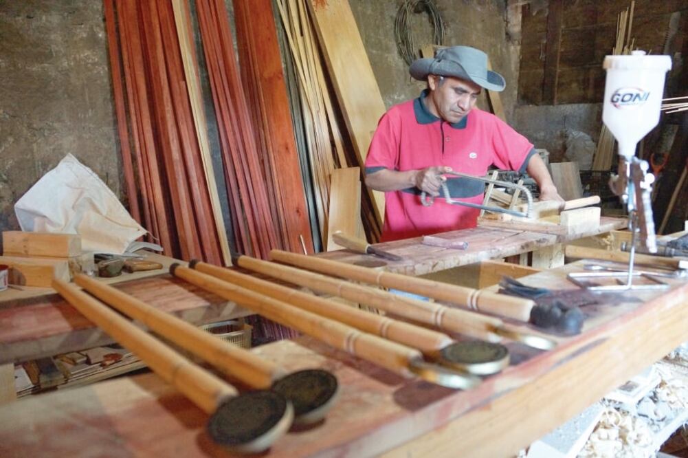 El carpintero Domingo Matías, originario de Oaxaca, elaboró el bastón de mando para la toma de posesión de Andrés Manuel López Obrador; fue un encargo del ex diputado Alejandro Martínez. (EDWIN HERNÁNDEZ)