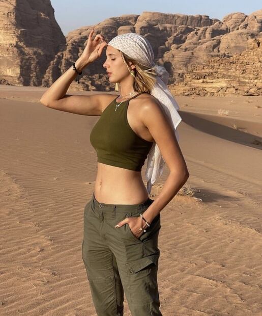 La novia de Luisito Comunica luce cuerpazo en el desierto de Jordania