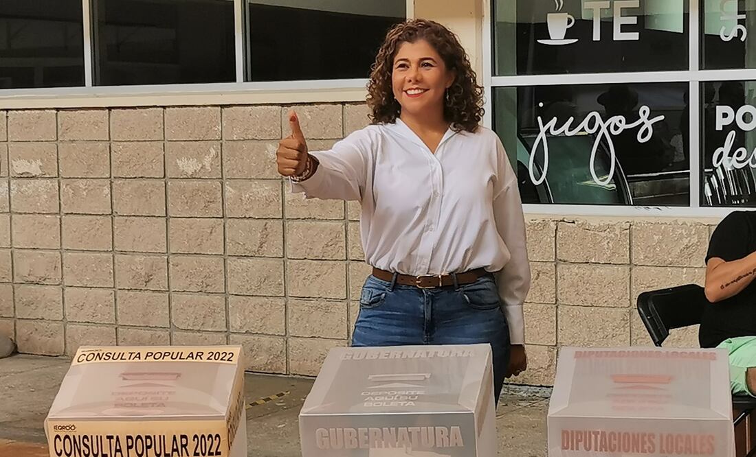 Leslie Hendricks Rubio emitió su voto la tarde de hoy en la Casa de la Cultura de Cancún. Foto: Especial