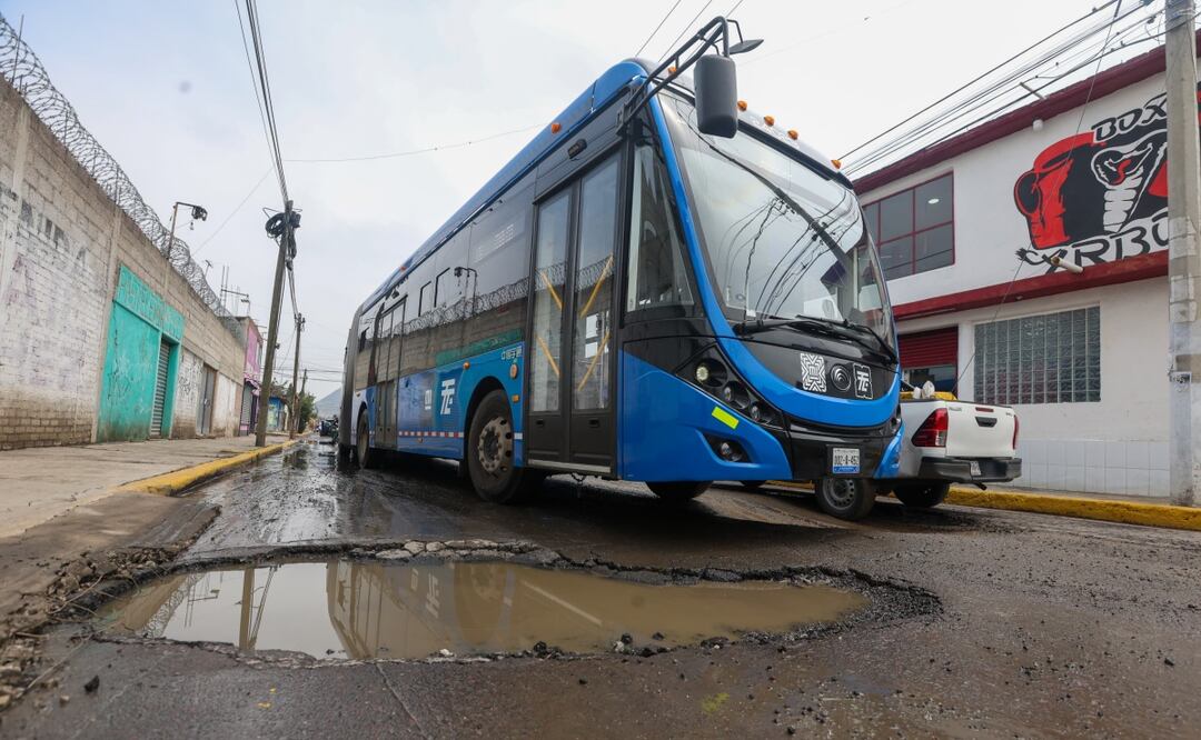 Alerta Vial: Avenida 5 de mayo, ruta del Trolebús Santa Martha-Chalco, invadida por baches gigantes. Foto: Axel Sánchez