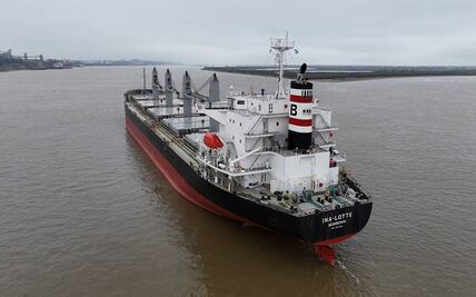 Se incendia carguero que transportaba miles de vehículos chinos a México, reporta WSJ; tripulación logró dejar el buque