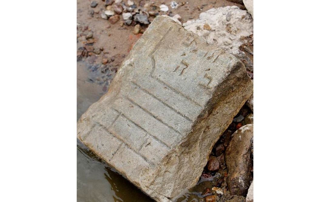 Fragmento de una lápida judía en el río Vístula en Varsovia. Mientras desciende el nivel de los ríos a registros récord en medio de una prolongada sequía, se han hallado diversos objetos. FOTO: Czarek Sokolowski/AP.