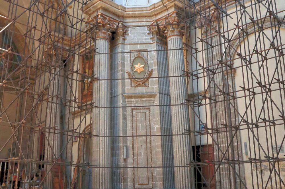Al interior de la iglesia Nuestra Señora de los Ángeles es perceptible la humedad y crecimiento de maleza. Fotos/JUAN BOITES. EL UNIVERSAL