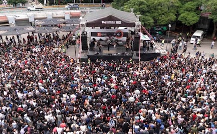 Metro celebra sus 57 años con música y baile en la Glorieta de Insurgentes; "todos pueden sacar los prohibidos"