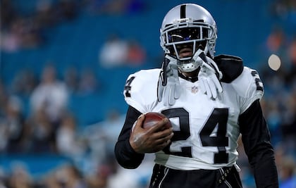  Marshawn Lynch se sentó durante el himno de Estados Unidos