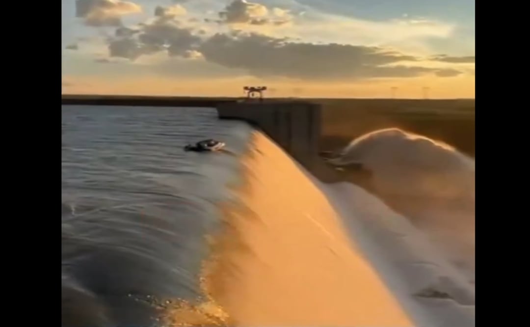 La fuerza del agua arrastró el barco hasta quedar suspendido al límite del precipicio, en la presa Grootdraai, ubicada en Standerton, Sudáfrica. Foto: Tomada de video