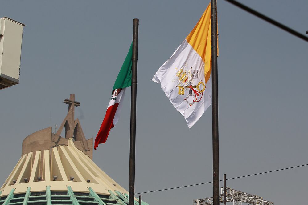 En la foto se observan las banderas de México y el Vaticano en la Basílica de Guadalupe (ALEX CRUZ. EFE)