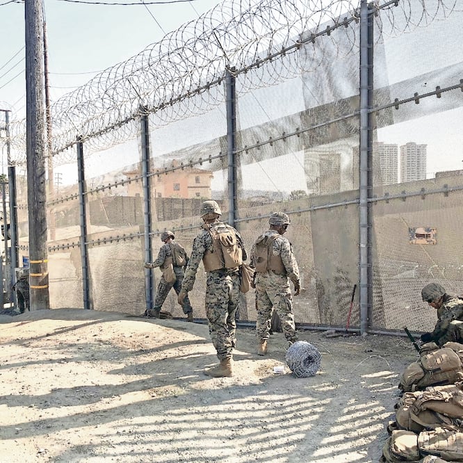 Prepa rativo s. Soldados de EU llegaron a la frontera de San Diego-Tijuana para ayudar a contener a la caravana migrante. Foto: ALEXANDRA MENDOZA. EFE