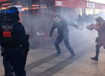 Policía dispersa con gases protesta contra medidas anti-Covid en París