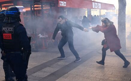 Policía dispersa con gases protesta contra medidas anti-Covid en París