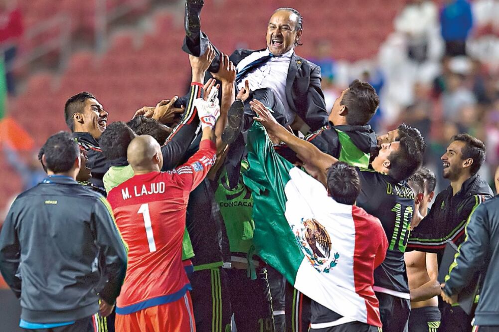 Raúl Gutiérrez celebró en grande tras la obtención del boleto a los Juegos Olímpicos de Río 2016 (ARCHIVO. EL UNIVERSAL)