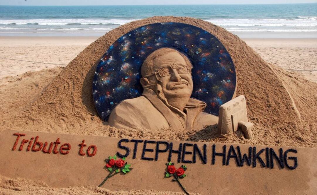 Una escultura de arena creada por el artista indio Sudarsan Pattnaik honra el fallecimiento del científico británico Stephen Hawking. Foto: EFE