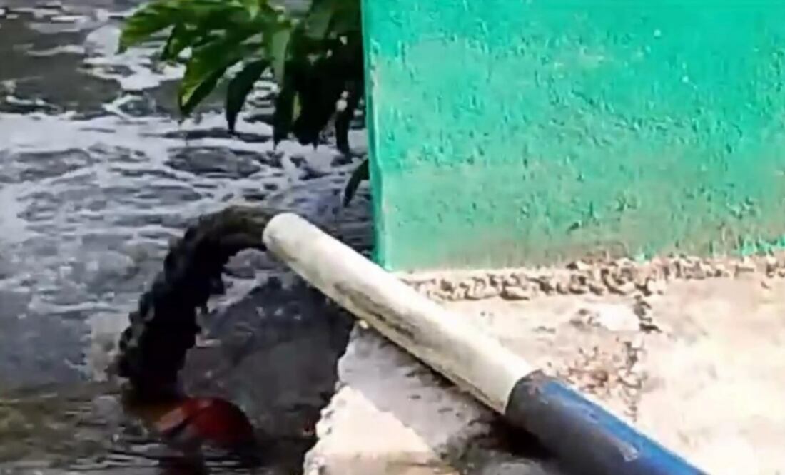 Funcionarios municipales arrojan aguas negras a río en comunidad del Istmo de Oaxaca. Foto: Especial