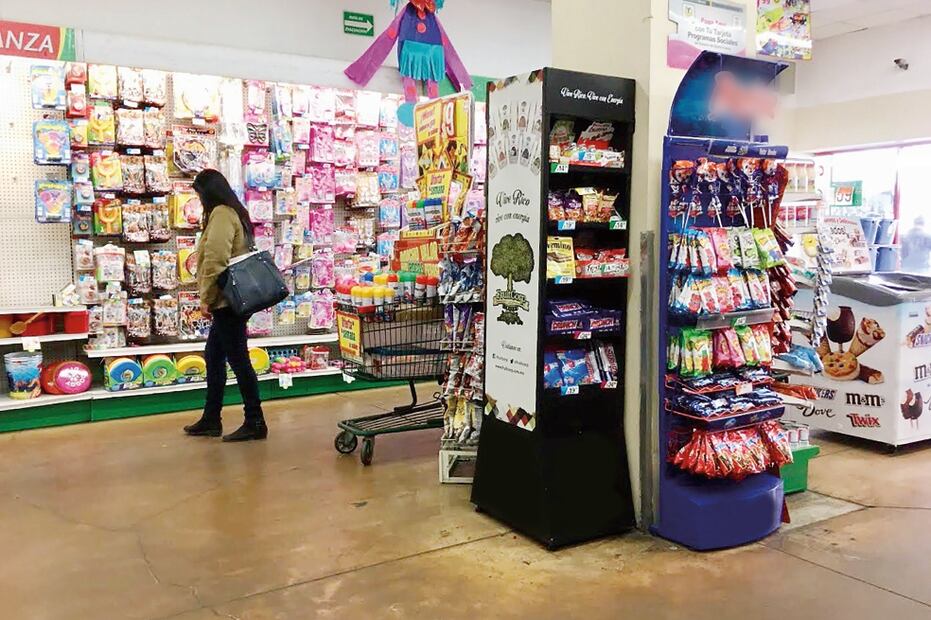 Eli, cajera en una tienda en el centro de la ciudad, dice que dos cajeros y el guardia de seguridad cuidan ocho refrigeradores y más de 10 anaqueles; eso en cada turno (Fotos: BERENICE FREGOSO)