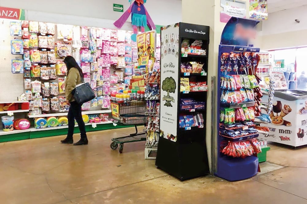 Eli, cajera en una tienda en el centro de la ciudad, dice que dos cajeros y el guardia de seguridad cuidan ocho refrigeradores y más de 10 anaqueles; eso en cada turno (Fotos: BERENICE FREGOSO)