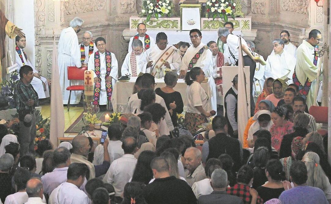 En el templo del Sagrado Corazón de Jesús, en Chihuahua, se ofició una misa en memoria de los padres jesuitas Joaquín Mora Salazar y Javier Campos Morales. Foto: Archivo/EL UNIVERSAL.