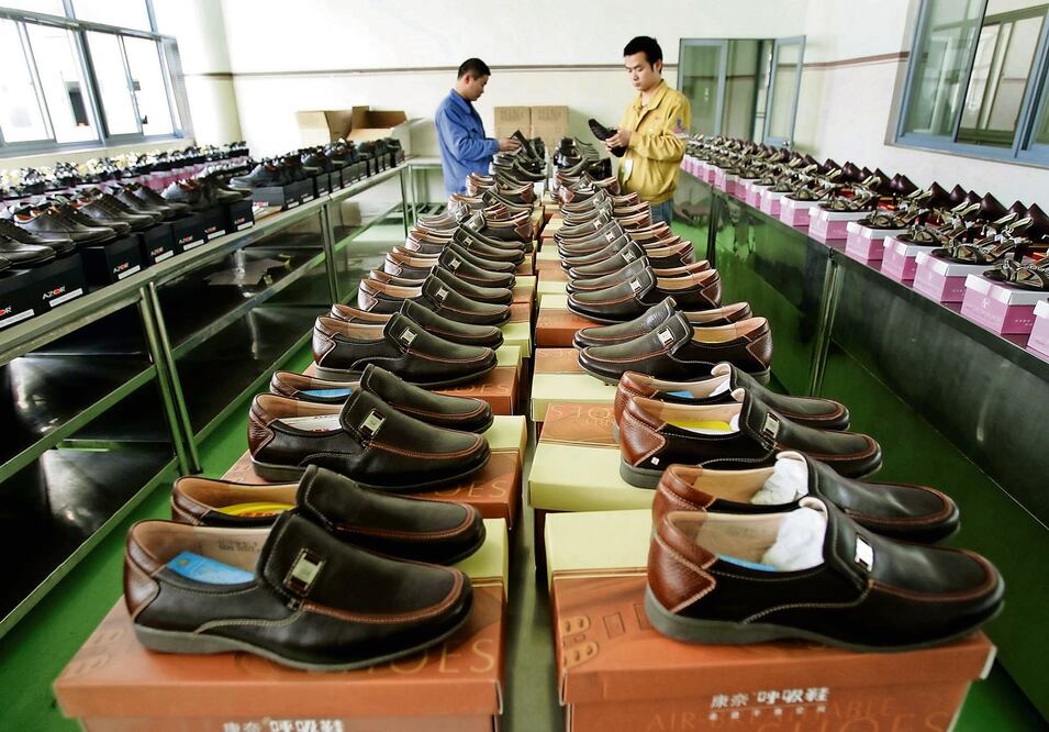 Hay un “comportamiento depredador” de las importaciones de zapatos chinos que causa “un grave daño a la industria nacional”, señaló la Secretaría de Economía. Foto: EL UNIVERSAL