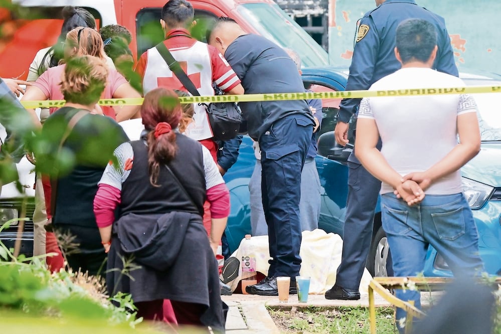 Paramédicos llegaron al sitio del ataque armado y confirmaron que la víctima ya no contaba con signos vitales. Foto: Valente Rosas/ EL UNIVERSAL