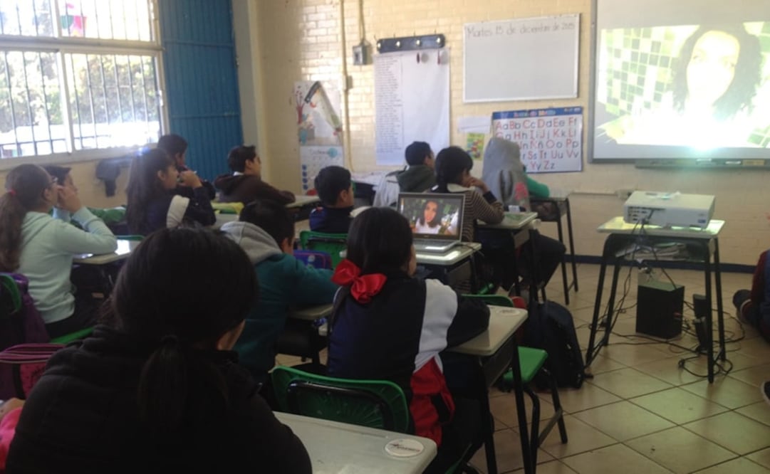Niños de educación básica ven en salón de clases el video con fines educativos "A la deriva". (FOTO: AMC)
