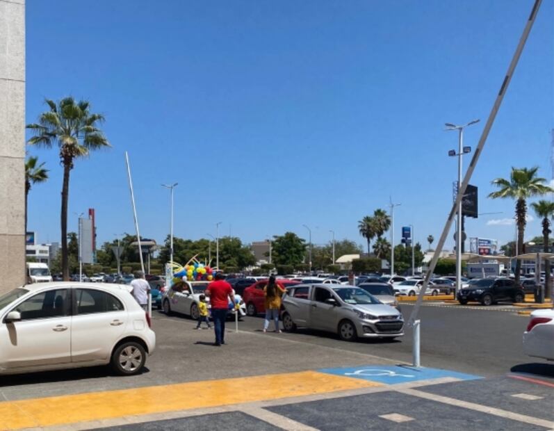 Por Día del Niño, padres hacen fila ordenadamente en restaurantes de Sinaloa