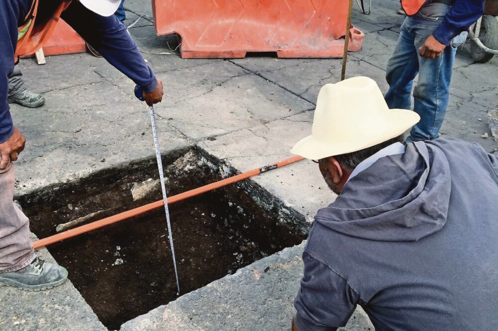 Procedimiento. Las cinco excavaciones se realizaron 50 centímetros de profundidad en la plancha del Zócalo. (ESPECIAL)