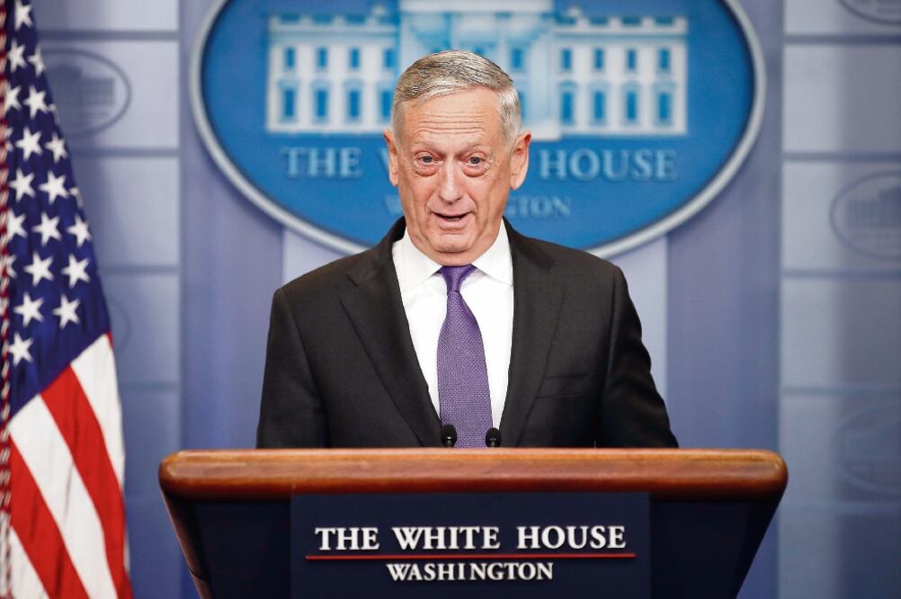 El secretario de Defensa de EU, James Mattis, dijo ayer en Washington, tras los cambios en la política de acoso, que “no creo que se deba denigrar a nadie” (CAROLYN KASTER. AP)