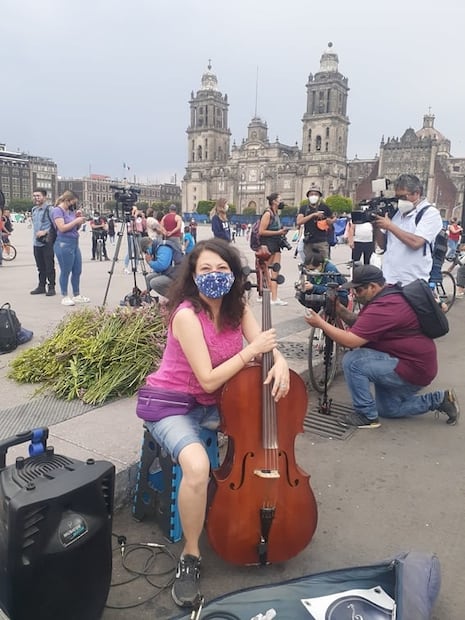 Con su música, chelista protesta y acompaña marchas feministas desde hace 15 años
