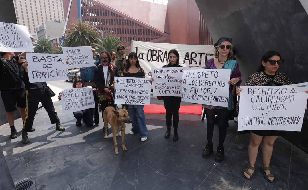 Protesta del artista Taka Fernández que denuncia al archivo general agrario (AGA) y a la SEDATU para exigir el pago de un mural artistico , la manifestación se realizó en la puerta 1808. Foto: Fernanda Rojas/ EL UNIVERSAL.