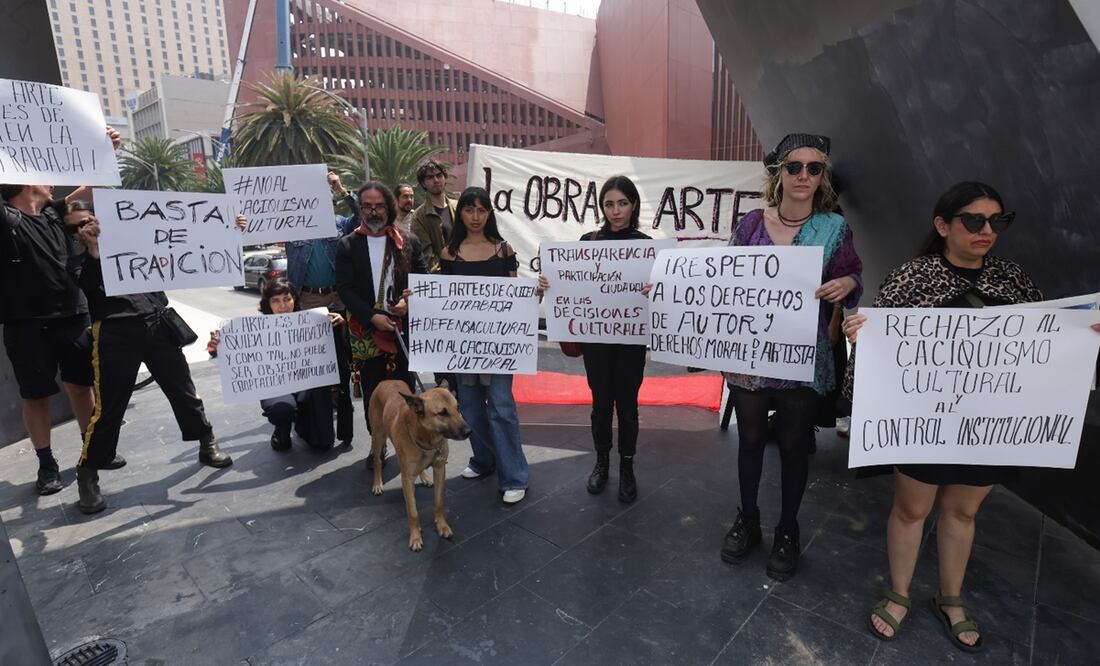 Protesta del artista Taka Fernández que denuncia al archivo general agrario (AGA) y a la SEDATU para exigir el pago de un mural artistico , la manifestación se realizó en la puerta 1808. Foto: Fernanda Rojas/ EL UNIVERSAL.