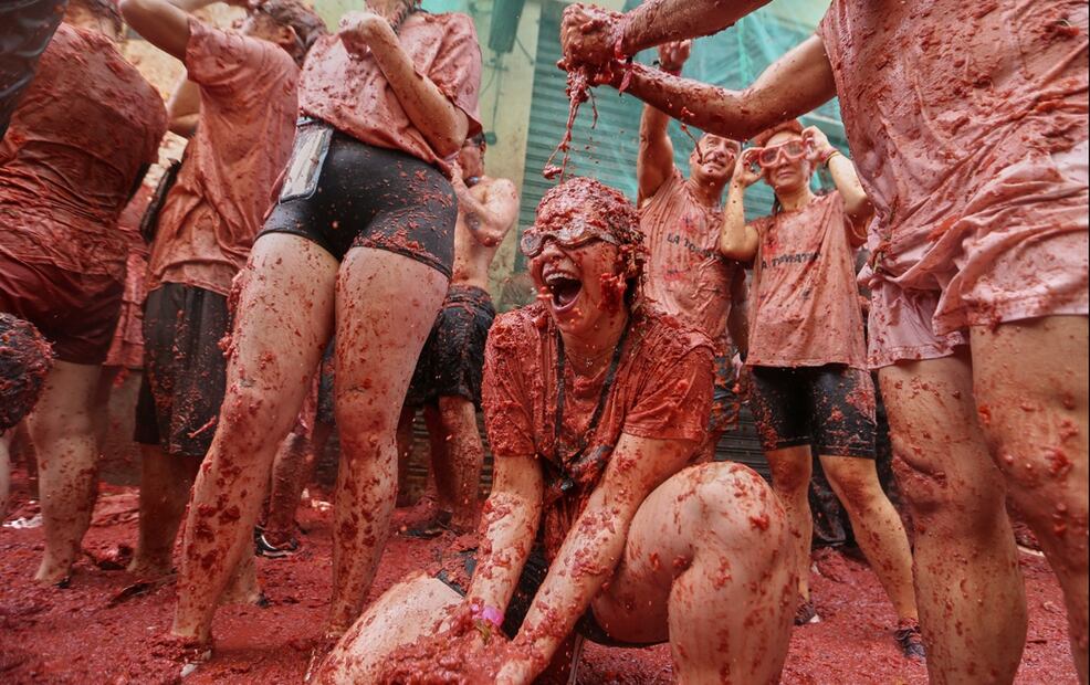 Una mujer participa en la fiesta anual de lucha de tomates, en la Tomatina, en el pueblo de Buñol, cerca de Valencia, España, el miércoles 27 de agosto de 2025. Foto: AP