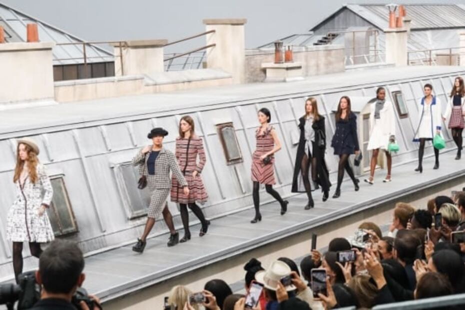 Mujer se cuela en la pasarela de Chanel y Gigi Hadid la escolta a la salida