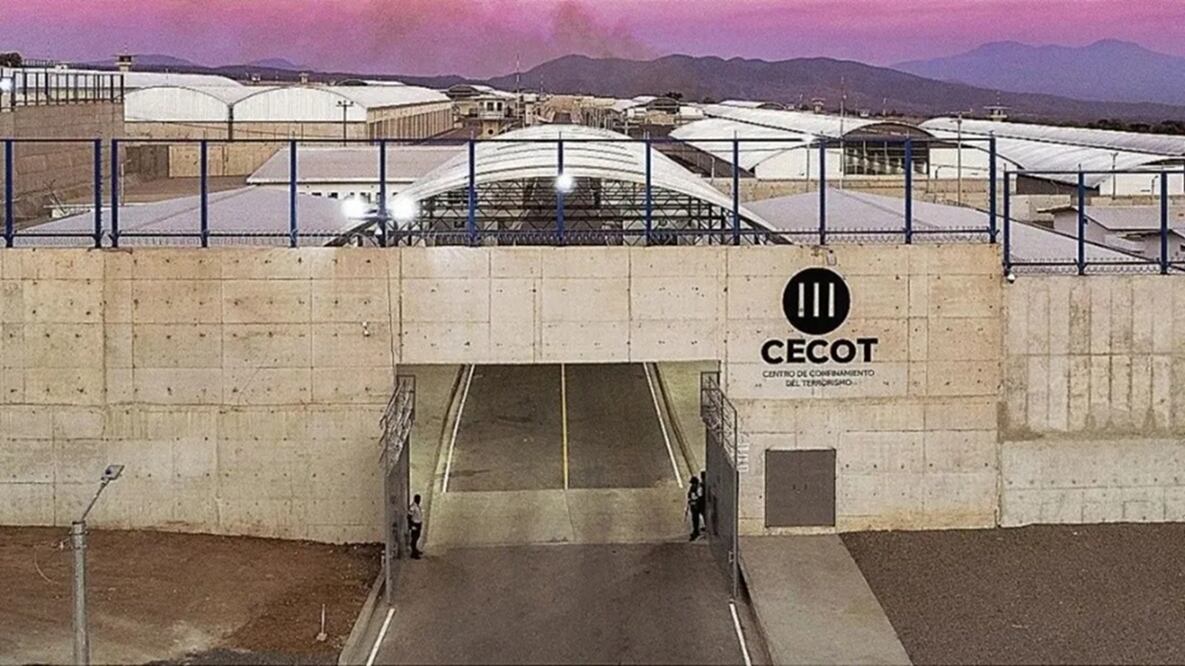 Cecot, la temible prisión salvadoreña donde han sido encerrados los migrantes deportados de Estados Unidos. FOTO: ESPECIAL