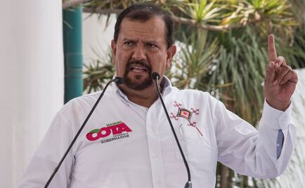 Manuel Cota emite su voto en Nayarit