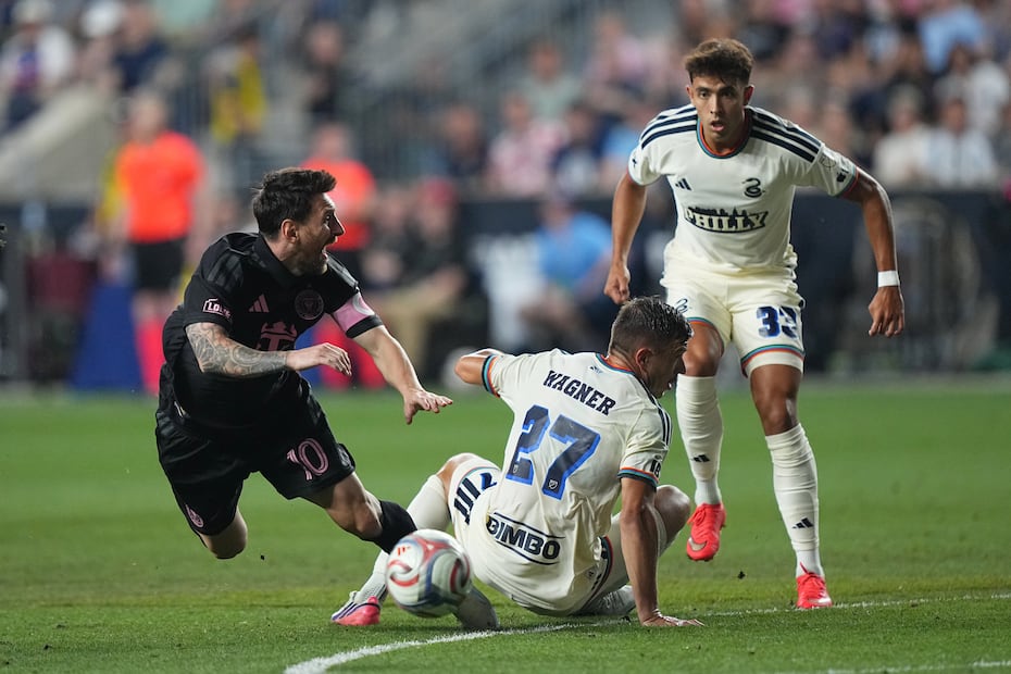 Lionel Messi, del Inter Miami, cae junto a Kai Wagner y Quinn Sullivan, del Union de Filadelfia, durante un partido de la MLS - Foto: AP