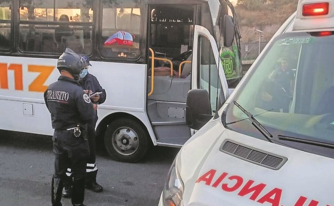 La agresión ocurrió cuan-do el chofer detuvo el camión y al tratar de salir quedó lesionado en los escalones del autobús. Foto: Especial.