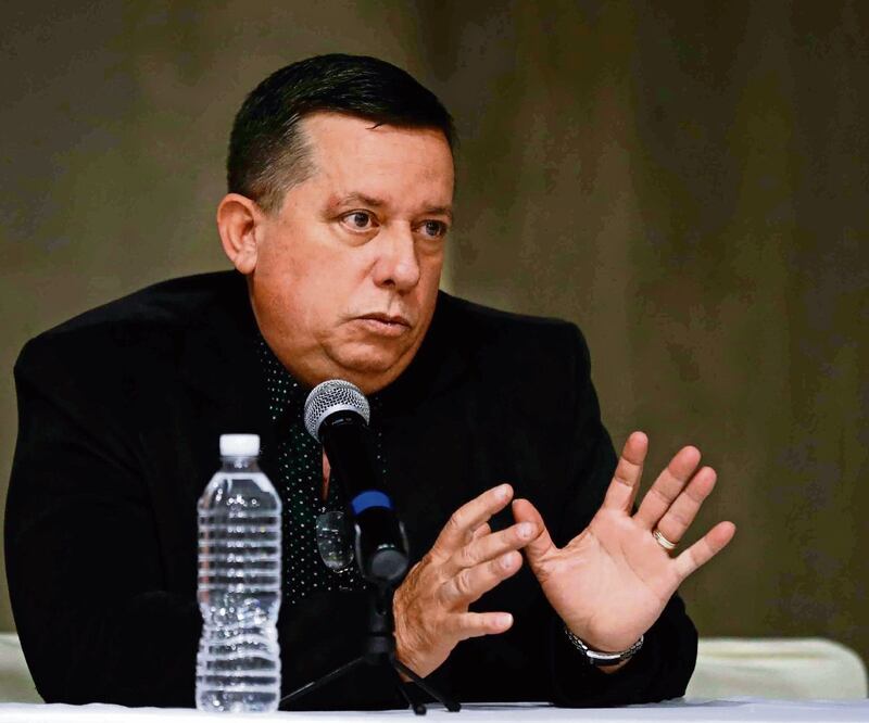 El médico cubano Osvaldo Tamayo dijo que la paga de los médicos irá a parar al régimen totalitario de la isla. Foto: Diego Simón/EL UNIVERSAL