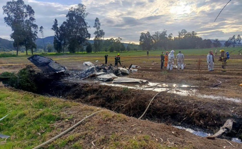 Fotografía tomada a través de rastreo de redes de bomberos y rescatistas cerca a una avioneta accidentada este sábado, en una zona rural del departamento de Boyacá (Colombia). El cantante colombiano Yeison Jiménez, uno de los principales exponentes de la música popular del país, iba a bordo de la avioneta que se accidentó, según confirmaron medios locales. Foto: EFE