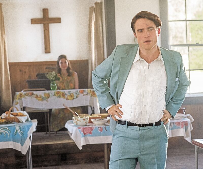 Robert Pattinson interpreta a Preston Teagardin, un predicador que usa su elocuencia y carisma para envolver a las personas. Foto: NETFLIX