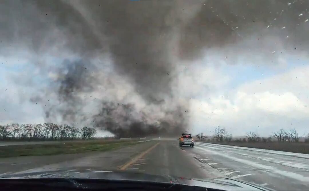 Se establecieron advertencias de tornado el viernes por la tarde para un área cerca de la Interestatal 80 entre Lincoln y Omaha, dijo la Patrulla Estatal de Nebraska. Foto: Captura