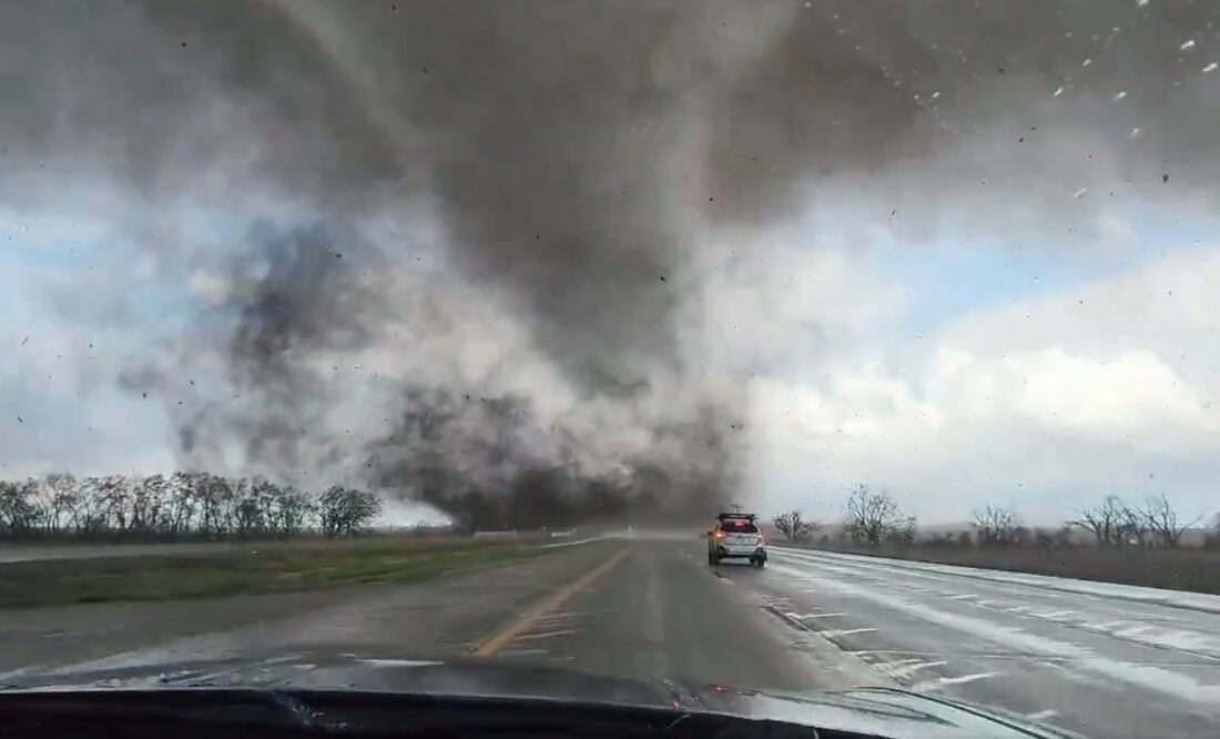 Se establecieron advertencias de tornado el viernes por la tarde para un área cerca de la Interestatal 80 entre Lincoln y Omaha, dijo la Patrulla Estatal de Nebraska. Foto: Captura
