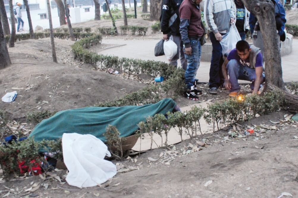 En el parque Tacubaya fue encontrada una de las dos personas fallecidas por hipotermia en calles de la Ciudad de México (EDUARDO SÁNCHEZ. EL UNIVERSAL)