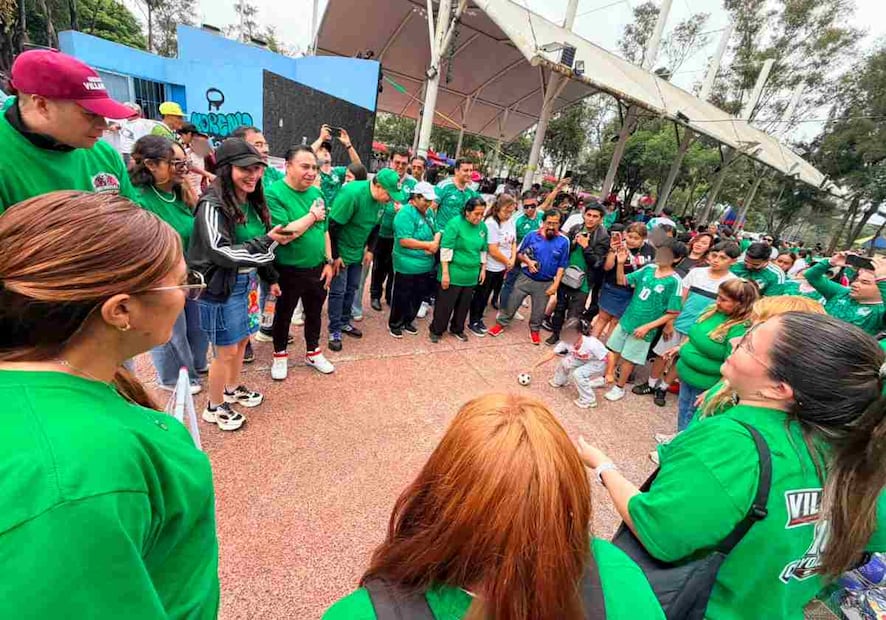 Cuando el árbitro dio el pitazo final, la gente se levantó, se abrazó y comenzó a desocupar lentamente la plaza. Foto: Arturo Ordaz Díaz / EL UNIVERSAL