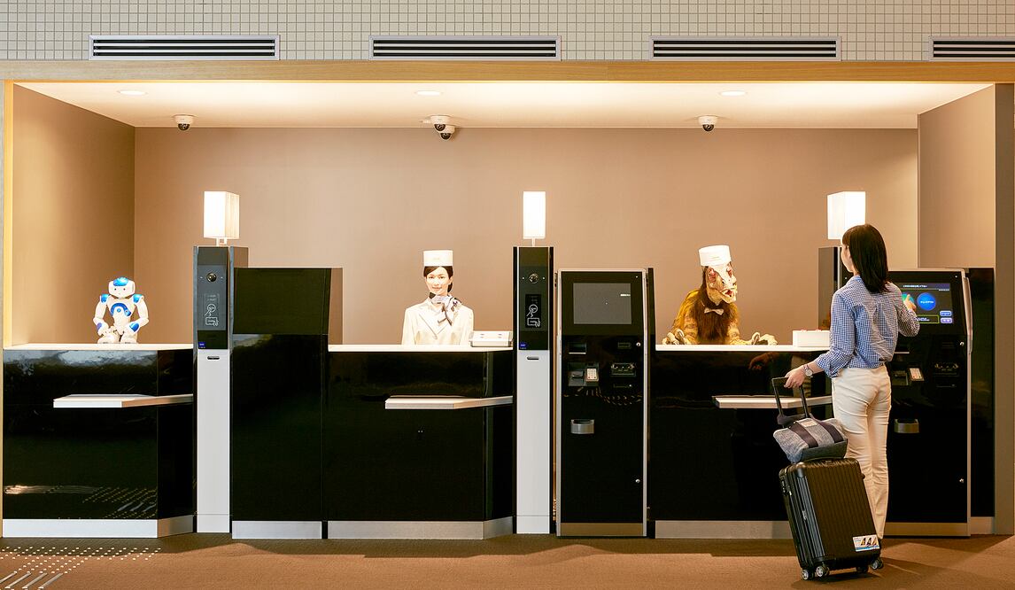 En el Hen na Hotel, en Japón, hay tres robots recepcionistas, y cada uno habla un idioma distinto. (Foto:EFE)