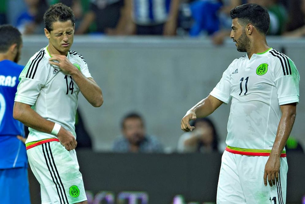 'Chicharito' se lamenta tras lesión ante Honduras. Imago 7
