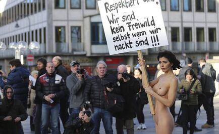 Artista protesta desnuda por ataques sexuales en Alemania