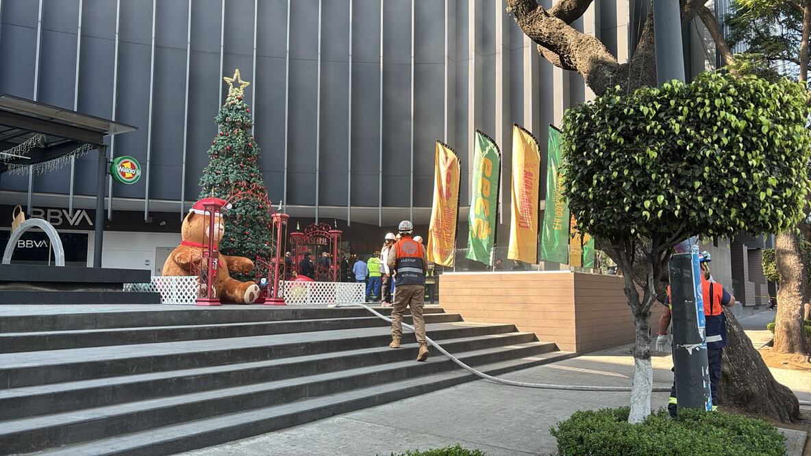 Se registra incendio en Súper Plaza Miramontes. (Foto: especial)