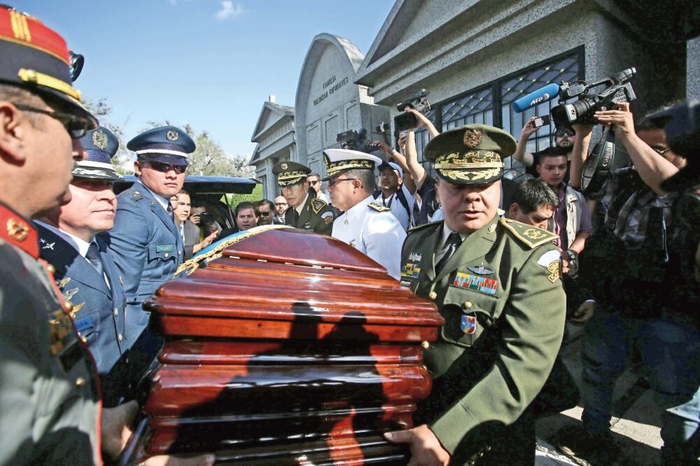 Impune. Tras su entierro, activistas lamentaron que Ríos Montt falleciera sin rendir cuenta por sus crímenes (ESTEBAN BIBA. EFE)