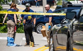 Investigadores del FBI trabajan en el lugar de un presunto tiroteo en el que estuvo involucrado el ICE en Biddeford, Maine, el 13 de julio de 2026. Una persona murió el lunes en un tiroteo en el que participaron agentes del Servicio de Inmigración y Control de Aduanas (ICE) en el estado de Maine, en el norte de Estados Unidos, según informó un funcionario. El incidente se produce después de que, la semana pasada, un agente del ICE matara a tiros a un hombre mexicano durante un operativo en Houston, Texas. Las autoridades alegaron que el hombre intentó atropellar a un agente federal, una versión que fue desmentida por testigos. Foto: AFP
