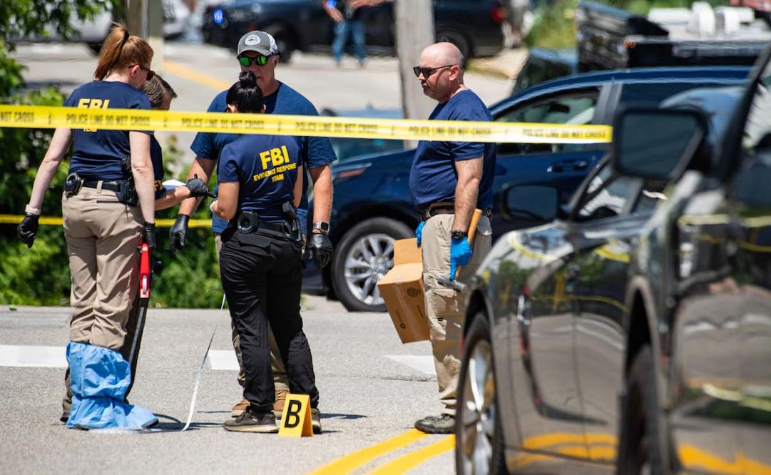 Investigadores del FBI trabajan en el lugar de un presunto tiroteo en el que estuvo involucrado el ICE en Biddeford, Maine, el 13 de julio de 2026. Una persona murió el lunes en un tiroteo en el que participaron agentes del Servicio de Inmigración y Control de Aduanas (ICE) en el estado de Maine, en el norte de Estados Unidos, según informó un funcionario. El incidente se produce después de que, la semana pasada, un agente del ICE matara a tiros a un hombre mexicano durante un operativo en Houston, Texas. Las autoridades alegaron que el hombre intentó atropellar a un agente federal, una versión que fue desmentida por testigos. Foto: AFP