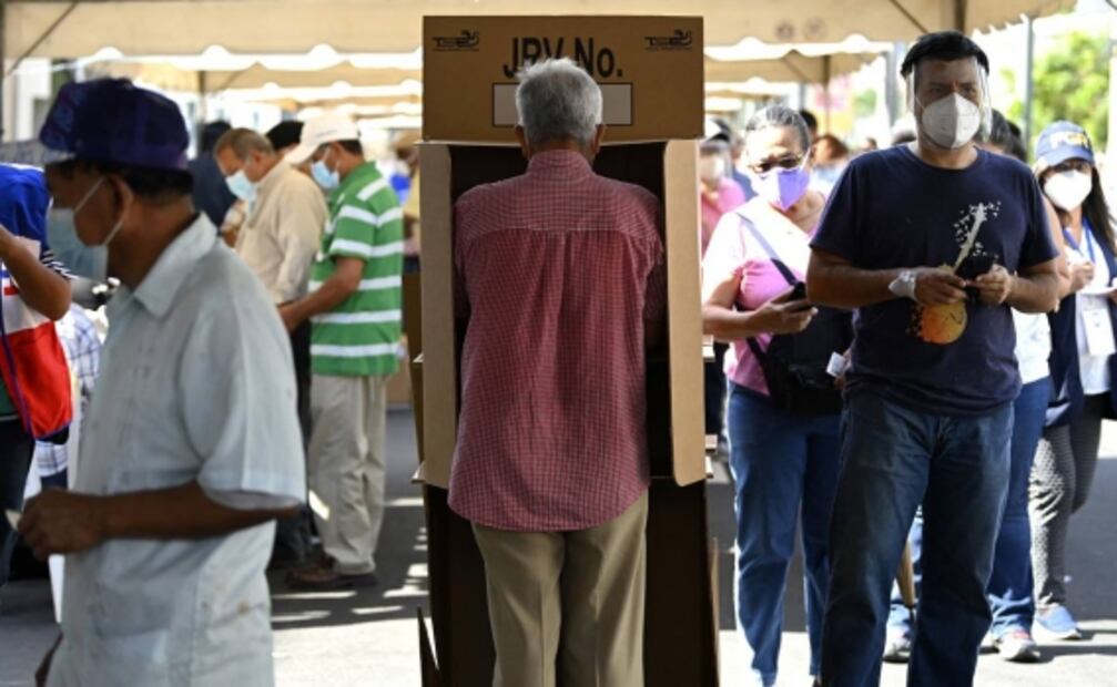 Con retraso, inician elecciones legislativas en El Salvador